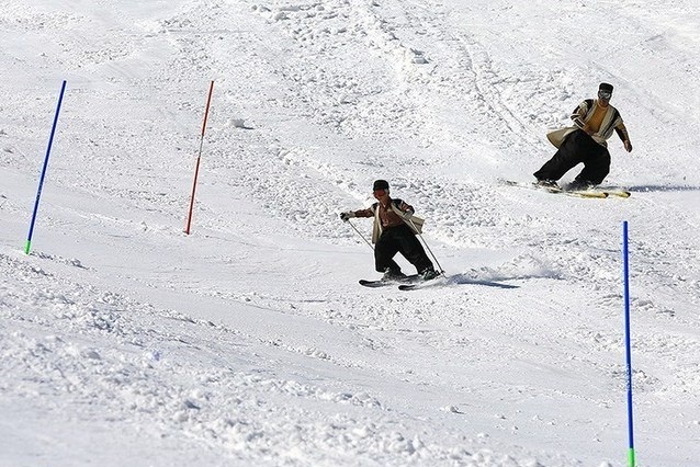 اسکی کردن با لباس سنتی!/ عکس