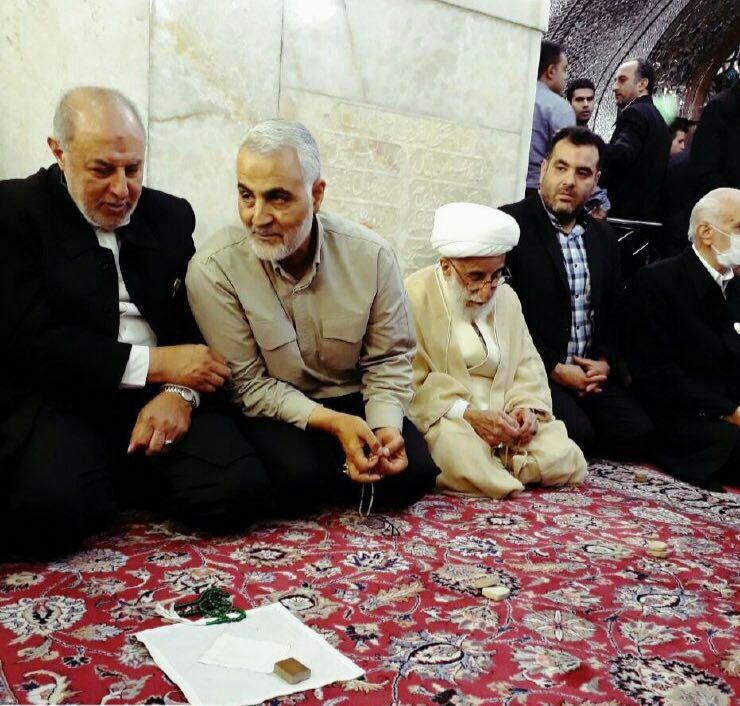 هم‌نشینی سردار سلیمانی با آیت‌الله جنتی در حرم امام رضا (عکس)