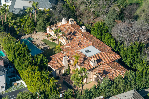 از عکس هایی که از آسمان از این بنا گرفته شده اند، می توان سبک مدیترانه ای آن را به چشم دید.