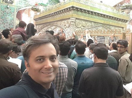 سلفی خواننده پاپ با ضریح رضوی/ عکس