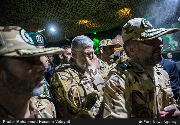 اشک‌های امیر پوردستان در تشییع پیکر شهدای مدافع حرم/ عکس