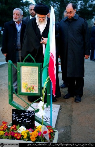 رهبرانقلاب بر سر مزار شهدای آتش‌نشان حادثه‌ پلاسکو/عکس