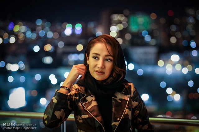 طراحی متفاوت مانتوی یک بازیگر در جشنواره فجر/عکس