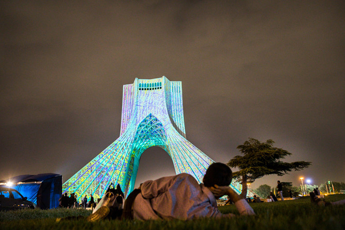 (تصاویر) رقص‌نور هنرمند آلمانی در برج آزادی