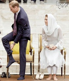  كیت میدلتون، دوشس كمبریج، بعد از ازدواج با پرنسس ویلیام سفر مشتركی به مالزی داشتند؛ سفری كه در آن خاطره مادرشوهرش را زنده كرد. او هنگام حضور در مسجدی در مالزی، شال حریر سفیدی سر كرد تا حضورش با حجاب باشد، همان كاری كه 20سال قبل، پرنسس دایانا در سفرش انجام داد. دوك و دوشس كمبریج، همچنین كفش‌های‌شان را درآورند و با پای برهنه وارد فضای مسجد شدند. عكس‌های این بازدید، انتشار رسانه‌ای گسترده‌ای داشت. 