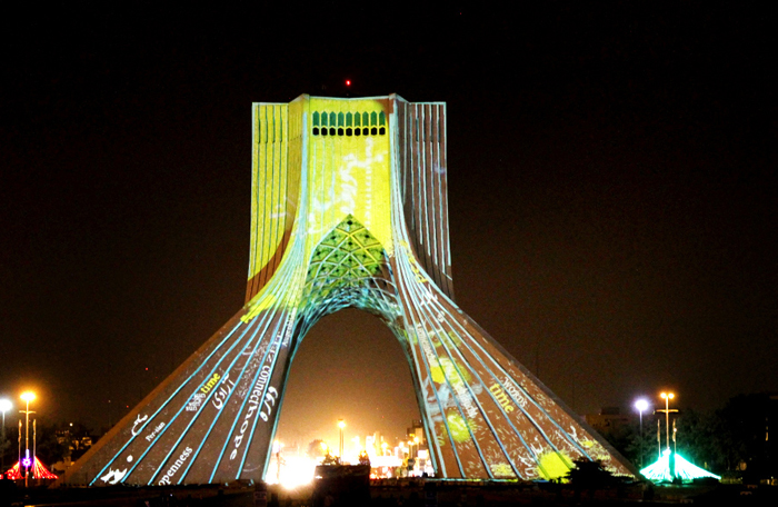 (تصاویر) رقص‌نور هنرمند آلمانی در برج آزادی