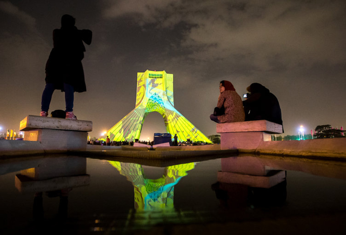 (تصاویر) رقص‌نور هنرمند آلمانی در برج آزادی
