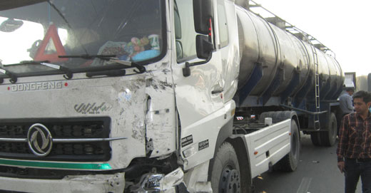 مچاله شدن پراید زیر چرخ‌‌های تریلی/ راننده در دم جان باخت+ تصاویر