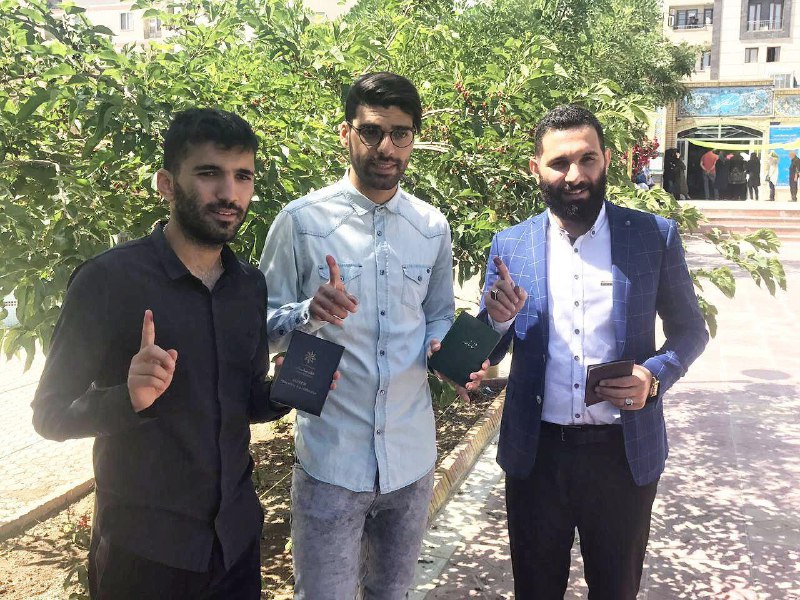 مهدی طارمی، محسن مسلمان و پسر سعید حدادیان پای صندوق رای /عکس