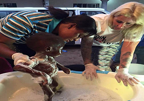 تصاویری تکان دهنده از کودکی که به حال مرگ رها شده بود