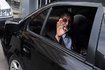 ماشین شخصی آقای حداد عادل هم در بین اتومبیل‌های سیاسیون معروف است. آقای حداد عادل یک خودروی ایرانی سمند سریر را به‌عنوان اتومبیل شخصی خود انتخاب کرده است.