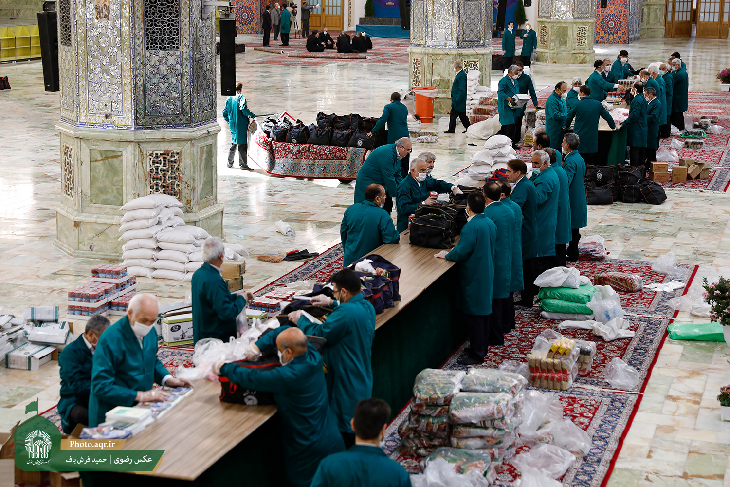 خادمان حرم رضوی در این ایام چه می کنند؟ + عکس