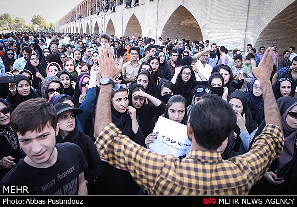 روایتی تصویری از زاینده رود خشک شده و خشم لبریز شده اصفهانی‌ها