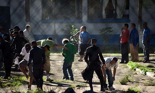 تصاویر : شورش مرگبار زندانیان در گواتمالا