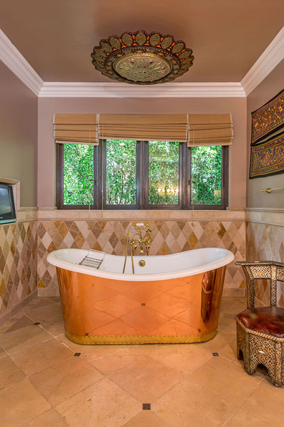 در حمام اصلی که همه اقلام به رنگ بژ انتخاب شده اند، وان از جنس مس ساخته شده است.