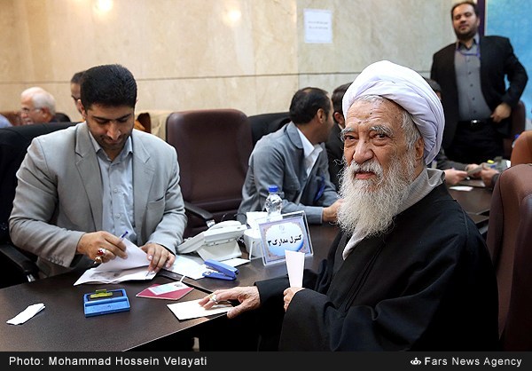 آیت‌الله موحدی کرمانی در محل ثبت نام داوطلبان خبرگان/تصاویر