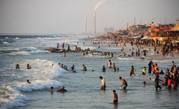 تصاویر : افزایش دما و پناه بردن مردم غزه و رام الله به دریا