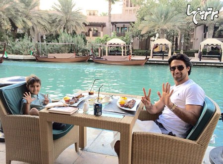 وقتی فرهاد مجیدی عدد 7 را نشان می دهد/ عکس