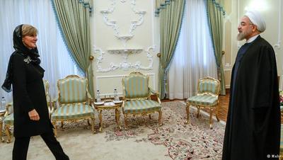 جولی بی‌شاب، وزیر امور خارجه استرالیا در سفر به تهران، وی به دلیل رعایت حجاب در تهران در بازگشت به کشورش با انتقادات فراوانی مواجه شد.