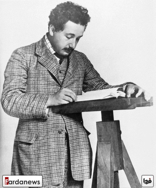 عکس/اینشتین در حال مطالعه