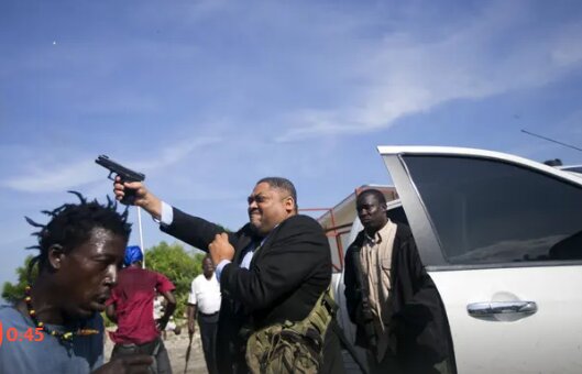 خبر مهم: شلیک یک سیاستمدار به سمت خبرنگاران! + عکس