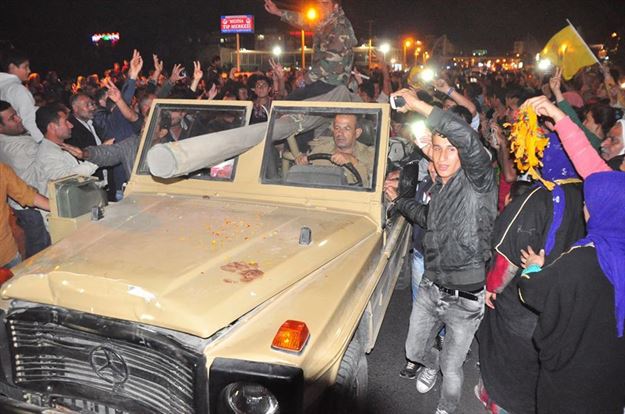 استقبال از پیشمرگه ها در ترکیه / یونیفرم آمریکایی بر تن بعضی پیشمرگه ها (+عکس)