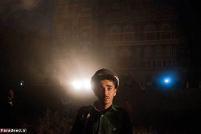 پلیس صنعا با چهره ای بهت زده در برابر دوربین؛ پلیس در پی عملیات هوایی ائتلاف برای نجات یک خانواده از زیر آوارها در صنعا تلاش می‌کند. 21 ژوئن