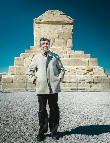 احمدی نژاد در کنار آرامگاه کوروش/عکس