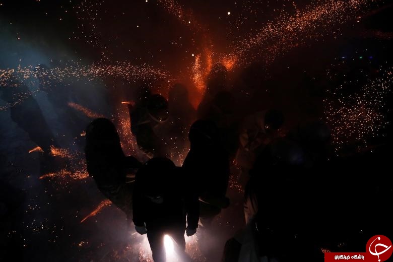 چهارشنبه‌سوری به سبک تایوانی‌ها +تصاویرچند رسانه‌ای عکس - جوانان تایوانی جشنواره آتش بازی را با کلاه های ایمنی در شهر تاینان این کشور برگزار کردند. چهارشنبه‌سوری به سبک تایوانی‌ها +تصاویر