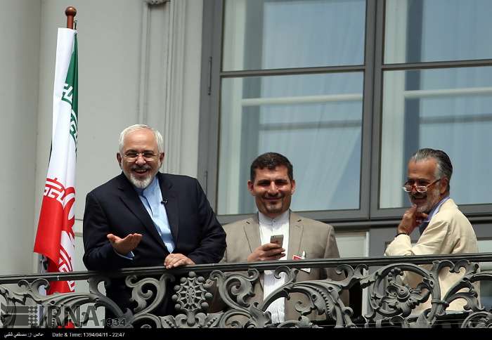 خنده ظریف در بالکن هتل کوبرگ وین / عکس