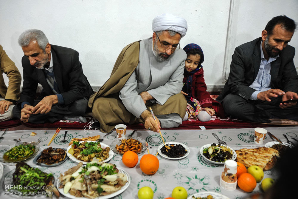 شیوه جالب غذاخوردن یک روحانی/عکس