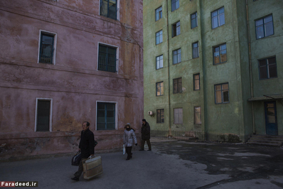 اقوام یک بیمار وسایل او را به مرکز پزشکی پیونگ یانگ می برند.