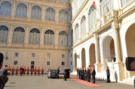 ورود روحانی به واتیکان برای دیدار با پاپ/عکس