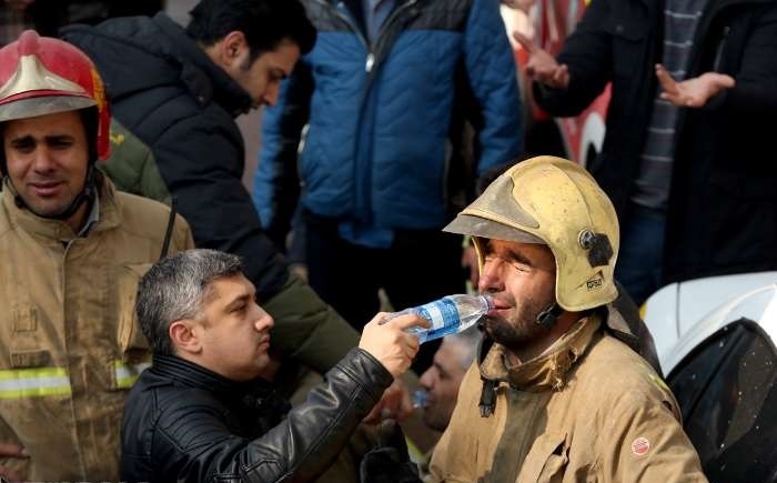 عکس / آتش‌نشانان مصدوم حادثه آتش سوزی و ریزش ساختمان تجاری پلاسکو