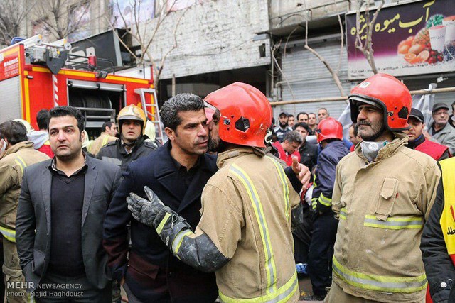 هادی ساعی در محل حادثه پلاسکو/عکس