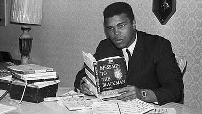 ‫کلی در حال خواندن کتابی درباره سیاه پوستان‬‎