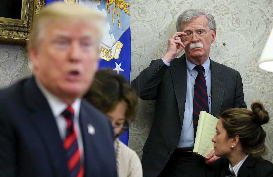 تیم بولتون چگونه در حال فریب رسانه ها و خبرنگاران آمریکا علیه ایران است؟ / رسانه ها در حال تکرار اشتباهی هستند که در مورد عراق مرتکب شدند