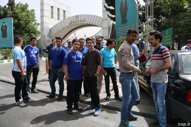 تجمع اعتراض آمیز هواداران استقلال مقابل وزارت ورزش + تصاویر