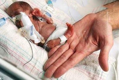 کم وزن ترین نوزاد زنده دنیا با وزن ۵۶۷ گرم مه جبین شیخ نوزاد بسیار کوچک خود را در سال ۲۰۰۴ با وزن ۵۶۷ گرم و قد تنها ۲۵ سانتی متر بدنیا آورد. این کودک هم اکنون در سلامت کامل بسر می برد.