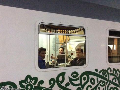 مهمانداران و مسافران قطار ساعت ١٧:٢٢ به مقصد مشهدمقدس، يادبود سومين روز درگذشت هموطنان مان در سانحه هفت خوان را با گلباران محل حادثه، گرامي مي دارند.