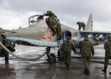 پرسنل نیروی هوایی روسیه در حال آماده‌سازی یک فروند جنگنده سوخوی-25 در پایگاه هوایی حمیمم سوریه 