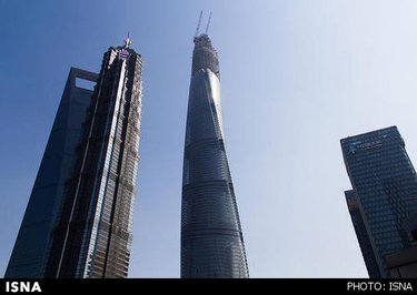 برج 121 طبقه ای شانگهای که از سال 1993 تحت ساخت بوده است بلندترین ساختمان چین و دومین ساختمان بلند جهان است و تا سال 2015 رسما افتتاح نخواهد شد. این برج از 9 قسمت عمودی تشکیل شده و توسط یک لایه شیشه شفاف برای فیلتر هوا و فراهم کردن تهویه طبیعی احاطه شده است.