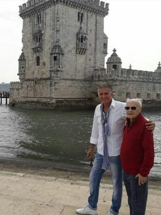 تصویری از کارلوس کی روش در کنار پدرش