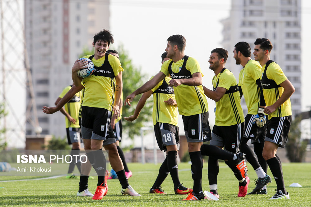 شوخی جالب بازیکنان تیم ملی با سردار آزمون/عکس