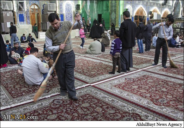 جاروکشی زائران در حرم امام حسین (ع)/ عکس