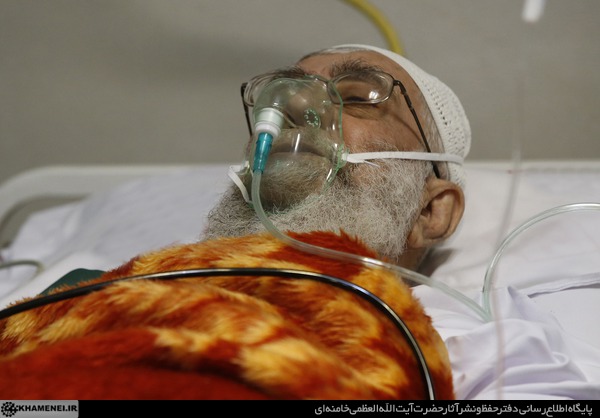 رهبر معظم انقلاب پس از انجام موفقیت‌آمیز عمل جراحی/ عکس