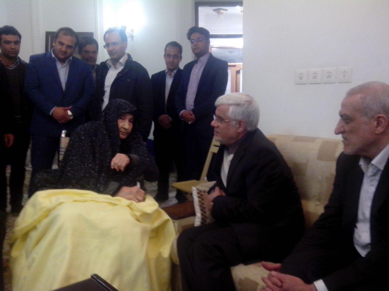 دیدار عارف با همسر آیت الله خاتمی/ عکس