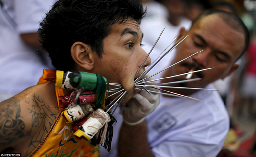 خوشه ای از سلاح در صورت+ تصاویر