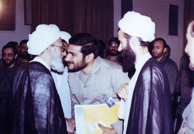 آیت الله مهدوی کنی در کنار جمعی از رزمندگان و دریابان شمخانی 