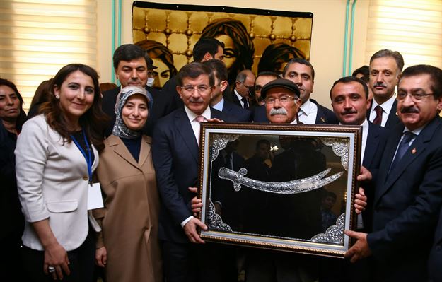 هدیه شمشیر ذوالفقار به داوود اوغلو (+عکس)